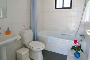 Apt 2, Perto da praia, 1 quarto, varanda privativa, fácil viagem Agia Napa Protaras - Image 2