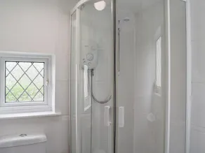 2 bedroom accommodation in Charmouth - Image 2