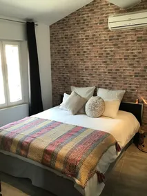 Contemporary apartment in 18th century house - Image 4