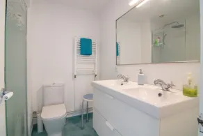 Stylish sea-view apartment with parking and Wi-Fi - Image 2