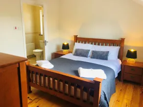 Modern bright detached home just a short stroll from town - Image 3