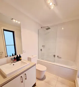 Modern Narre Warren home, close to Fountain Gate shopping centre - Image 2