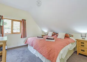 Gorgeous open plan two storey lodge. - Image 2