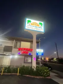 Sunset Inn & Suites - Image 5