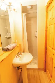 Banff Woods Lodge 2 BR 2 Bath 6 Sleep near Canmore - Image 5