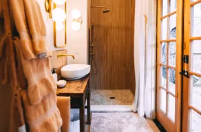 GloCabin, Romantic Forest Escape on 32 Private Acres + Hot Tub + Trails - Image 2