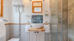 Outbak Shepherds Hut - sleeps 2 guests  in 1 bedroom - Image 3