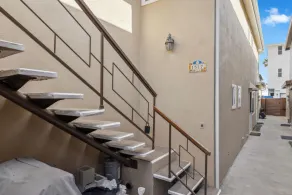 50 étapes pour poncer! Remodelé avec grand patio et vue sur la baie - Image 2