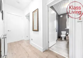 Modern 2 bedroom apartment with parking and wifi. - Image 3