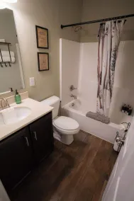 Modern 2 BD cabin with hot tub & Games & Central Loc - Image 4
