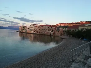 Appartamento fronte mare con grande terrazza e giardino - Image 2