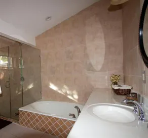 Comfortable 3-bedroom waterfront villa with heated pool - Image 2