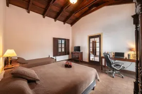 Central colonial apartment with private balcony - Image 5