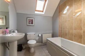3 bedroom pet friendly home with access to pool - Image 3
