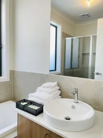Luxury Home In Melton South- Free Parking And Wifi !! - Image 5