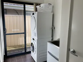 Central 3 Bed home with pool, EV Charger and unlimited free Wi-Fi - Image 2