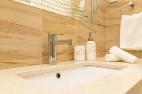 Hillside Cottage │ Comfy, Spacious, Walk to CBD & Stannies - Image 5