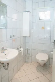 Stuga, här lägre av två separata lägenheter, pool, bastu, klimat - Image 5