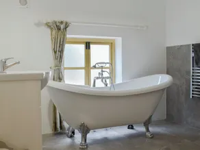 4 bedroom accommodation in Mold - Image 2