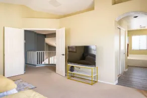 Large Fully Furnished 5 Bedroom Home - Image 3