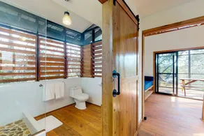 Quiet treehouse cabana with veranda, hammock, WiFi & partial AC - walk to beach - Image 4