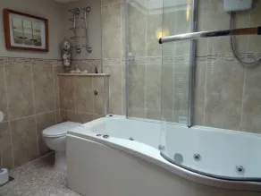 LAKESIDE, pet friendly, luxury holiday cottage in Millbrook - Image 4