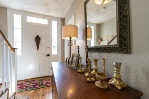 Historical home, walkable to many restaurants and shops. - Image 3