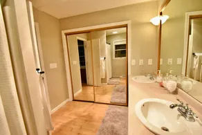 Spacious, comfortable home, close to Killington and Pico. Sleeps 8. - Image 4