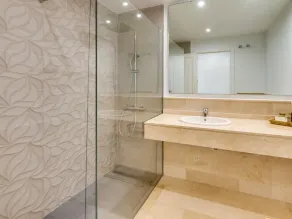 Luxurious Apartment on Marbella's Golden Mile with Tropical Gardens and Pool - Image 2