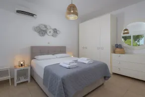 Lovingly furnished house in a quiet location with heated pool and sea views - Image 5