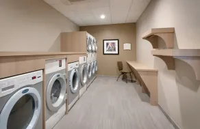 King Suite. Free Breakfast. Pool & Hot Tub. Gym. Great for Business Travelers! - Image 3