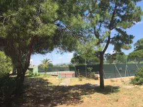 Moradia individual com campo de ténis e jardim - Image 2