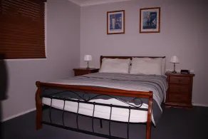 Lakes Edge Cottage - Self Contained - Image 3
