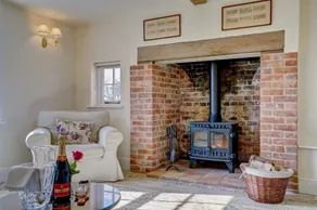 5 bedroomed farmhouse perfect for exploring Norfolk and Suffolk. - Image 2