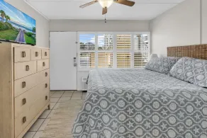 Seaside Elegance Your Coastal Getaway - Image 5