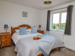 FOXES MEADOW, family friendly, with hot tub in Howey - Image 3