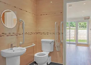 2 bedroom accommodation in Glastonbury - Image 2