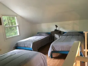 Stuga med utsikt över det privata vattenfallet, 100 meter från Level Beach. 1 BR m / loft - Image 4