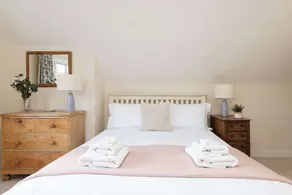 Spacious Coastal Family Home Sleeps 8 - Image 5