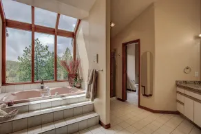 Spacious mountain home - Image 4