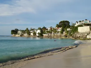 Belo apartamento de 2 quartos em St. James perto da praia e UWI com piscina. - Image 5