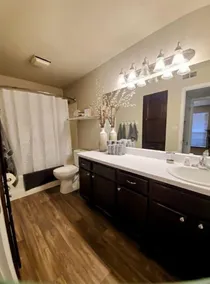 Cozy One Bedroom, Washer Dryer, Central Location,  Fireplace, Monthly Discounts - Image 3