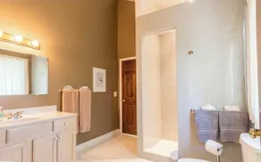 Gorgeous North Lake Leelanau Cottage. - Image 5