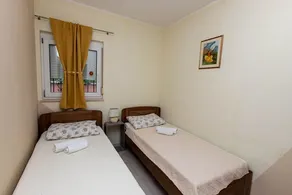 Charming new apartment,70 m to the beach, 8 people, WiFi,parking, terrace, BBQ - Image 4