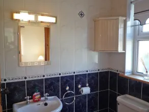 Harefield Holiday Home - Image 3