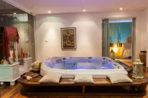 Deluxe double suite with walk-in closet - Image 5
