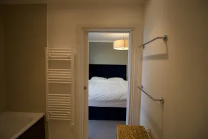 Luxury Surrey Quays Apartment - Image 4