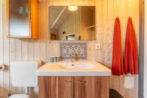12 Personen Familienferienhaus mit Sauna, Whirlpool, zwei Duschen und Toiletten, Kaminofen und Kanu in 1. Reihe zum See mit wundervollem Seeblick in Otterndorf - Image 5