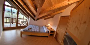 Apartamento no sótão com Sichtdachstuhl, 48 m², para 2 - 4 pessoas., Móveis de madeira maciça, varanda coberta virada a sul com Bergbl - Image 4