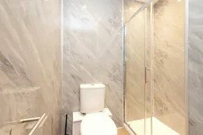 JOIVY 3BR Flat in Haymarket with Free Parking - Image 3